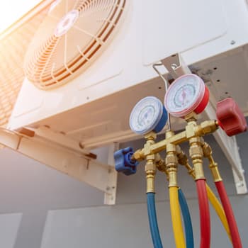 Réparation d’une pompe à chaleur Daikin : vérification des pressions sur le groupe extérieur