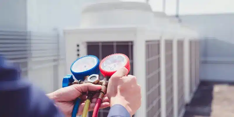 Contrôle pression fluide frigorigène avec manomètres lors entretien pompe à chaleur Daikin dans le Rhône par technicien EDR SAV